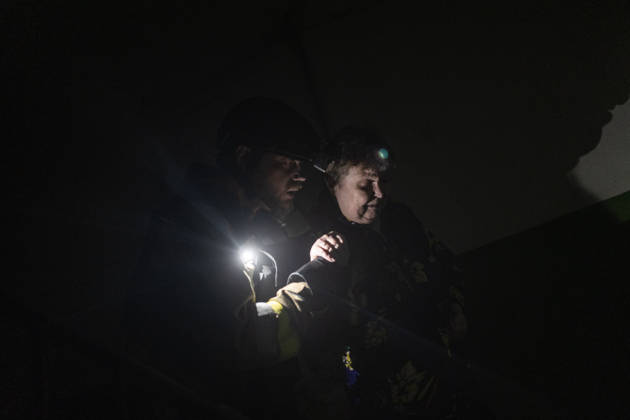 Ukrainian firefighters battle blaze after Russian drone strike in Druzhkivka DRUZHKIVKA, UKRAINE - JUNE 17: Ukrainian firefighters assist a woman as they evacuate her from her home following a fire caused by a Russian drone attack in Druzhkivka, Ukraine, on June 17, 2026. Diego Herrera Carcedo Anadolu Ukraine Donetsk. Editorial use only. Please get in touch for any other usage.  Copyright: x2026xAnadoluxDiegoxHerreraxCarcedox