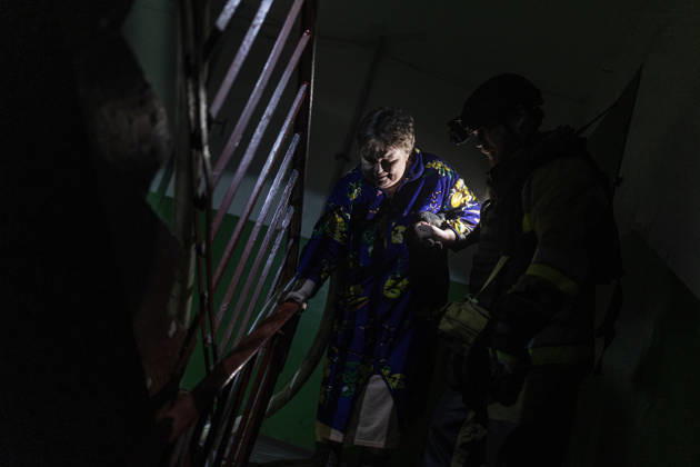 Ukrainian firefighters battle blaze after Russian drone strike in Druzhkivka DRUZHKIVKA, UKRAINE - JUNE 17: Ukrainian firefighters assist a woman as they evacuate her from her home following a fire caused by a Russian drone attack in Druzhkivka, Ukraine, on June 17, 2026. Diego Herrera Carcedo Anadolu Ukraine Donetsk. Editorial use only. Please get in touch for any other usage.  Copyright: x2026xAnadoluxDiegoxHerreraxCarcedox