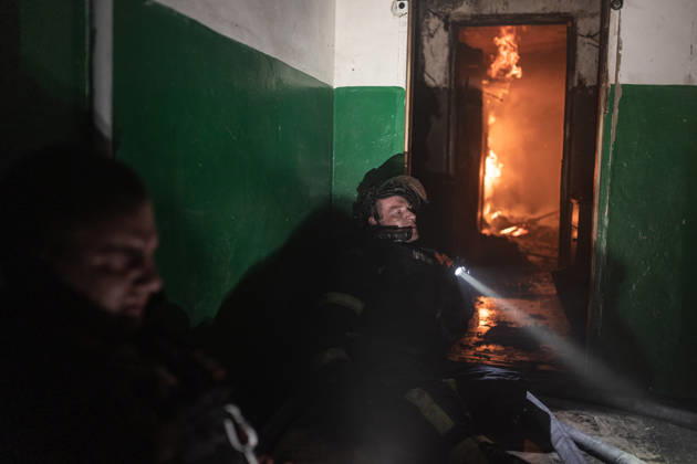 Ukrainian firefighters battle blaze after Russian drone strike in Druzhkivka DRUZHKIVKA, UKRAINE - JUNE 17: A Ukrainian firefighter rests inside a residential building while responding to the aftermath of a Russian drone attack in Druzhkivka, Ukraine, on June 17, 2026. Diego Herrera Carcedo Anadolu Ukraine Donetsk. Editorial use only. Please get in touch for any other usage.  Copyright: x2026xAnadoluxDiegoxHerreraxCarcedox
