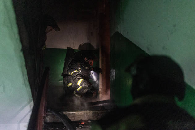 Ukrainian firefighters battle blaze after Russian drone strike in Druzhkivka DRUZHKIVKA, UKRAINE - JUNE 17: A Ukrainian firefighter works inside a residential building damaged by a fire following a Russian drone attack in Druzhkivka, Ukraine, on June 17, 2026. Diego Herrera Carcedo Anadolu Ukraine Donetsk. Editorial use only. Please get in touch for any other usage.  Copyright: x2026xAnadoluxDiegoxHerreraxCarcedox