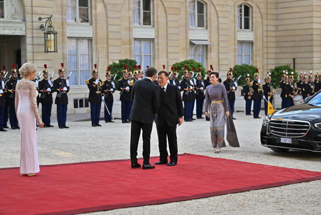 President Emmanuel Macron, Brigitte Macron, Rama X, King of Thailand, and his wife, Queen Suthida, arriving at the Élysée Palace for a state dinnerstate dinner in honor of the visit of the King of Thailand and his wife to Paris on June 29, 2026. Christian Liewig Bestimage Arrivals at the state dinner held at the Élysée Palace in Paris in honor of the visit of the King of Thailand and his wife. Paris, France  Copyright: xChristianxLiewigx xBestimagexChristianxLiewigx xBestimagex