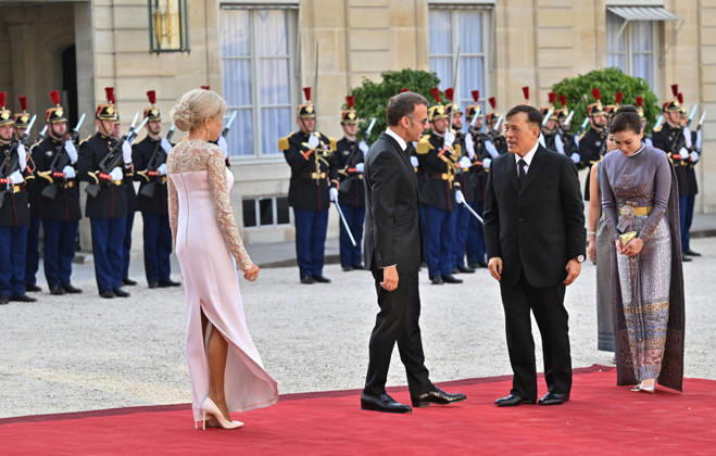 President Emmanuel Macron, Brigitte Macron, Rama X, King of Thailand, and his wife, Queen Suthida, arriving at the Élysée Palace for a state dinnerstate dinner in honor of the visit of the King of Thailand and his wife to Paris on June 29, 2026. Christian Liewig Bestimage Arrivals at the state dinner held at the Élysée Palace in Paris in honor of the visit of the King of Thailand and his wife. Paris, France  Copyright: xChristianxLiewigx xBestimagexChristianxLiewigx xBestimagex