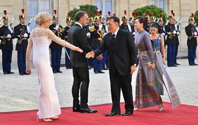 President Emmanuel Macron, Brigitte Macron, Rama X, King of Thailand, and his wife, Queen Suthida, arriving at the Élysée Palace for a state dinnerstate dinner in honor of the visit of the King of Thailand and his wife to Paris on June 29, 2026. Christian Liewig Bestimage Arrivals at the state dinner held at the Élysée Palace in Paris in honor of the visit of the King of Thailand and his wife. Paris, France  Copyright: xChristianxLiewigx xBestimagexChristianxLiewigx xBestimagex