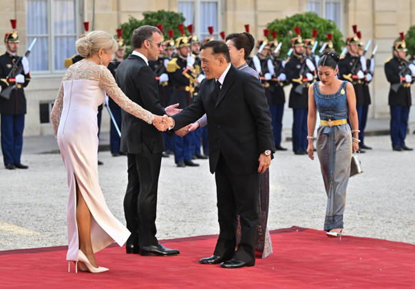 President Emmanuel Macron, Brigitte Macron, Rama X, King of Thailand, his wife Queen Suthida, and Princess Sirivannavari Nariratana arriving at the Élysée Palace for a state dinnerstate dinner in honor of the visit of the King of Thailand and his wife to Paris on June 29, 2026. Christian Liewig Bestimage Arrivals at the state dinner held at the Élysée Palace in Paris in honor of the visit of the King of Thailand and his wife. Paris, France  Copyright: xChristianxLiewigx xBestimagexChristianxLiewigx xBestimagex