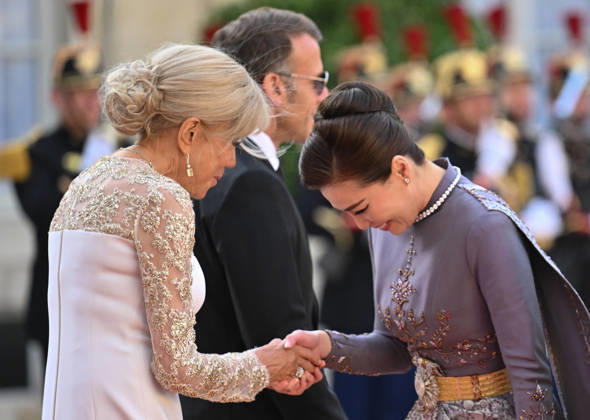 President Emmanuel Macron, Brigitte Macron, and Queen Suthida arriving at the Élysée Palace for a state dinnerstate dinner in honor of the visit of the King of Thailand and his wife to Paris on June 29, 2026. Christian Liewig Bestimage Arrivals at the state dinner held at the Élysée Palace in Paris in honor of the visit of the King of Thailand and his wife. Paris, France  Copyright: xChristianxLiewigx xBestimagexChristianxLiewigx xBestimagex