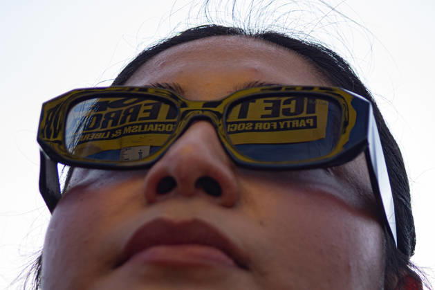 A person takes part in a protest against immigration policies in Houston, USA, 08 July 2026. Protests in Houston Following the Death of a Mexican Immigrant During an ICE Raid !ACHTUNG: NUR REDAKTIONELLE NUTZUNG!  Copyright: xCARLOSxRAMÍREZx AME8552 20260709-55020842572_1