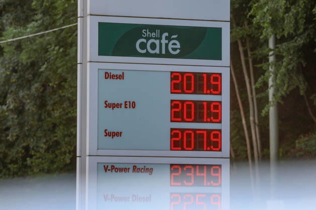 What is the latest on fuel prices at the SHELL gas station in Siegen this morning? The current price for diesel, Super E10, and Super is over 2 euros. Gas station fuel prices on July 14, 2026, in Siegen, Germany