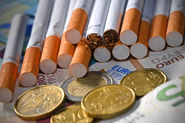 Featured photo: Tobacco tax; Symbolic photo: Smoking is getting more expensive; Government wants to raise the tobacco tax even further; Cigarettes, cigarette consumption, tobacco tax