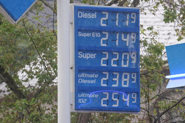 What’s the outlook for fuel prices? Fuel prices continue to rise. Today, Friday, is the last day of school before summer break, which begins on Monday. At the ARAL gas station in Siegen, fuel prices are already significantly higher this morning than they were at the start of the week. The curre