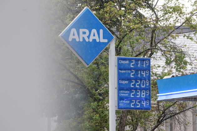 What’s the outlook for fuel prices? Fuel prices continue to rise. Today, Friday, is the last day of school before summer break, which begins on Monday. At the ARAL gas station in Siegen, fuel prices are already significantly higher this morning than they were at the start of the week. The curre
