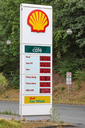 What’s the outlook for fuel prices? Fuel prices continue to rise at a SHELL gas station in Siegen. Fuel prices in the early afternoon. The current price for diesel, Super E10, and Super is well over 2 euros. Gas station, gas prices on July 19, 2026, in Siegen, Germany