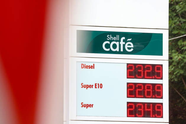 What’s the outlook for fuel prices? Fuel prices continue to rise at a SHELL gas station in Siegen. Fuel prices in the early afternoon. The current price for diesel, Super E10, and Super is well over 2 euros. Gas station, gas prices on July 19, 2026, in Siegen, Germany