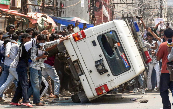 Clashes erupt between police and protesters erupt during the Bihar Bandh protest Patna, Jul 25 (ANI): Protesters damage a police vehicle during the Bihar Bandh protest against the alleged NEET paper leak, in Patna on Saturday. PATNA BIHAR INDIA Copyright: xANIx ANI_20260725390