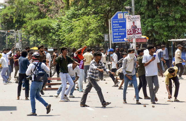 Clashes erupt between police and protesters erupt during the Bihar Bandh protest Patna, Jul 25 (ANI): Protesters pelt stones during the Bihar Bandh protest against the alleged NEET paper leak, in Patna on Saturday. PATNA BIHAR INDIA Copyright: xANIx ANI_20260725428