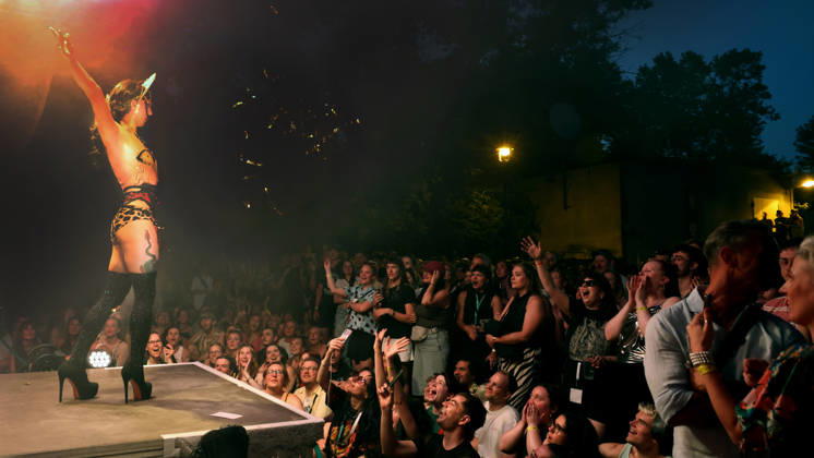 July 25, 2026 Halle (Saale) Halle (Saale) Halle (Saale) Saxony-Anhalt Cityscape Saxony-Anhalt View of the 2026 Summer Festival at the Peißnitzhaus Peißnitzhaus Festival Drag Show Drag and Travesty Show Photo by Janayra �