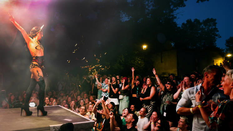 July 25, 2026 Halle (Saale) Halle (Saale) Halle (Saale) Saxony-Anhalt Cityscape Saxony-Anhalt View of the 2026 Summer Festival at the Peißnitzhaus Peißnitzhaus Festival Drag Show Drag and Travesty Show Photo by Janayra �
