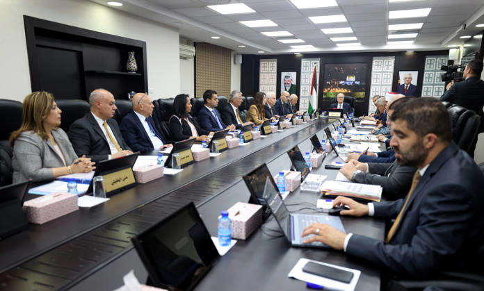 Palestinian Prime Minister Chairs Weekly Cabinet Meeting in Ramallah Palestinian Prime Minister Mohammad Mustafa chairs the weekly cabinet meeting in Ramallah, West Bank, on August 18, 2026. Mustafa affirmed support for Palestinians in villages targeted by attacks by the Israeli army and settlers, and directed authorities to accelerate responses to urgent needs and provide emergency financial allocations to a number of villages. Photo by Prime Minister Office apaimages Ramallah West Bank Palestinian Territory 180826_Ramallah_PMO_00(2) Copyright: xapaimagesxPrimexMinisterxOfficex xapaimagesx