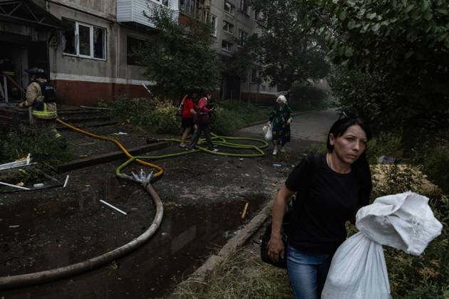 Aftermath of Russian attack on Ukraine s Kramatorsk KRAMATORSK, UKRAINE - AUGUST 18: Residents carrying their belongings leave a residential area as firefighters work at the scene of a damaged building following a Russian airstrike in Kramatorsk, Ukraine, on August 18, 2026. Francisco Richart Anadolu Kramatorsk Ukraine. Editorial use only. Please get in touch for any other usage. Copyright: x2026xAnadoluxFranciscoxRichartx