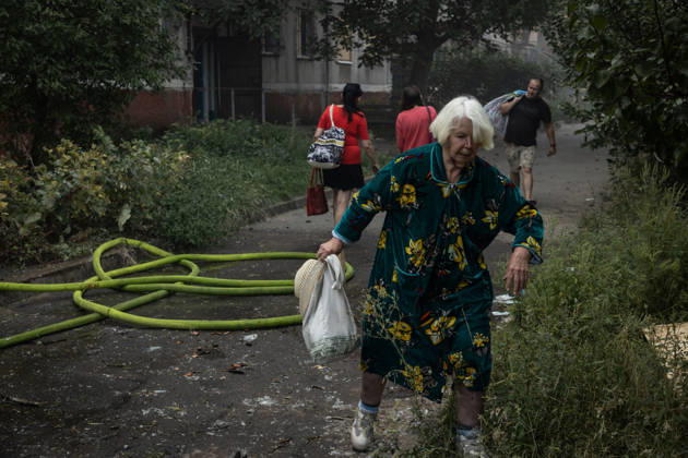 Aftermath of Russian attack on Ukraine s Kramatorsk KRAMATORSK, UKRAINE - AUGUST 18: Residents carrying their belongings leave a residential area following a Russian airstrike in Kramatorsk, Ukraine, on August 18, 2026. Francisco Richart Anadolu Kramatorsk Ukraine. Editorial use only. Please get in touch for any other usage. Copyright: x2026xAnadoluxFranciscoxRichartx