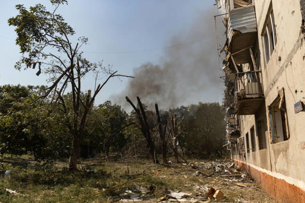 Aftermath of Russian attack on Ukraine s Kramatorsk KRAMATORSK, UKRAINE - AUGUST 18: A plume of smoke rises above a residential area following a Russian airstrike in Kramatorsk, Ukraine, on August 18, 2026. Francisco Richart Anadolu Kramatorsk Ukraine. Editorial use only. Please get in touch for any other usage. Copyright: x2026xAnadoluxFranciscoxRichartx
