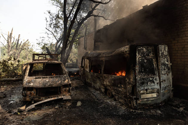 Aftermath of Russian attack on Ukraine s Kramatorsk KRAMATORSK, UKRAINE - AUGUST 18: A view of two burning cars in a residential area following a Russian airstrike in Kramatorsk, Ukraine, on August 18, 2026. Francisco Richart Anadolu Kramatorsk Ukraine. Editorial use only. Please get in touch for any other usage. Copyright: x2026xAnadoluxFranciscoxRichartx