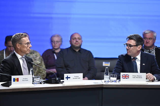LKS 20260824 Finland s President Alexander Stubb (L) and Britain s Prime Minister Andy Burnham (R) talks during the meeting of Coalition of the Willing in Kyiv, Ukraine on Ukraine’s 35th Independence Day, August 24, 2026. - ANTTI AIMO-KOIVISTO Kiova Ukraine  Copyright: xAnttixAimo-Koivistox DLUH-sCfJ9Y