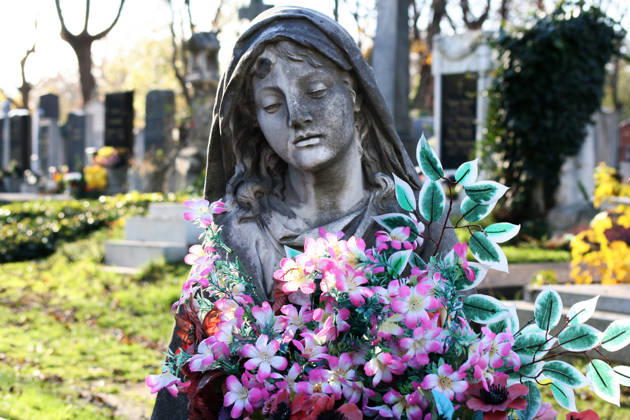 Statue mit Blumen Wiener Zentralfriedhof Viennese central cemetery (License=RF) Copyright: xZoonar.com xmartinxpainhartx 982044
