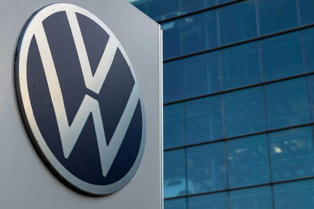 Volkswagen’s Transparent Factory, Dresden, September 10, 2026 The Volkswagen logo is displayed at the Transparent Factory, with the building’s glass facade in the background. Car production here has been discontinued since December 2025; following the Phaeton, Bentley, the e-Golf, and most recently the ID.3, the Transparent Factory is set to become an automo 20260910-286A7540-M4000