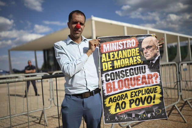 Brazilian President Lula da Silva attends a ceremony at the Planalto Palace in Brasilia BRASILIA, BRAZIL - SEPTEMBER 14: Lawyer Alex Lima, wearing a clown nose, holds a banner as he demonstrates outside Brazil s Supreme Federal Court against Justice of the Supreme Federal Court, Alexandre de Moraes, in Brasilia, Brazil, September 14, 2026. Mateus Bonomi Anadolu Brasilia Brazil. Editorial use only. Please get in touch for any other usage. Copyright: x2026xAnadoluxMateusxBonomix