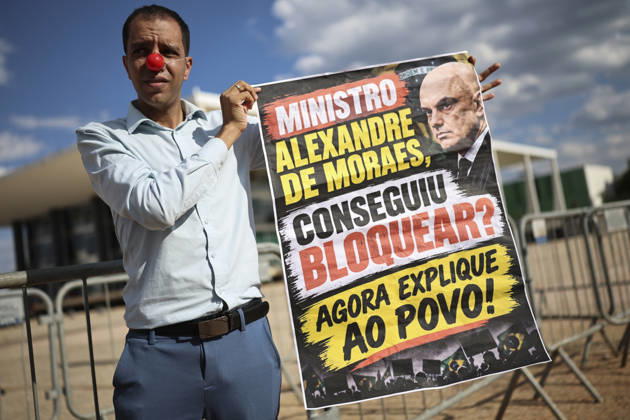 Brazilian President Lula da Silva attends a ceremony at the Planalto Palace in Brasilia BRASILIA, BRAZIL - SEPTEMBER 14: Lawyer Alex Lima, wearing a clown nose, holds a banner as he demonstrates outside Brazil s Supreme Federal Court against Justice of the Supreme Federal Court, Alexandre de Moraes, in Brasilia, Brazil, September 14, 2026. Mateus Bonomi Anadolu Brasilia Brazil. Editorial use only. Please get in touch for any other usage. Copyright: x2026xAnadoluxMateusxBonomix