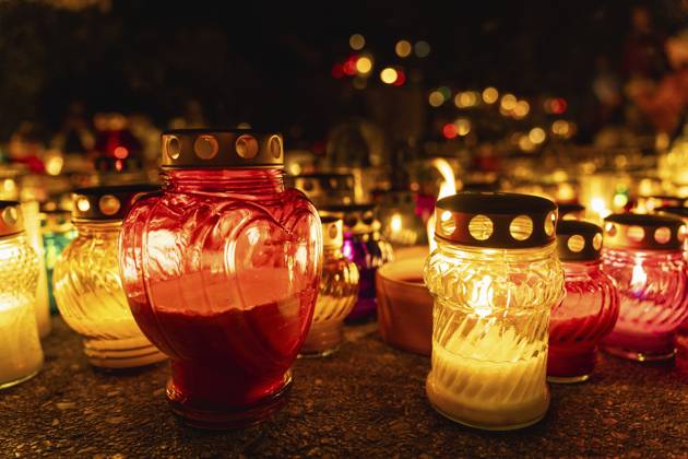Herzförmige Kerze zwischen glühenden Kerzen in der Nacht auf dem Friedhof an Allerheiligen, Totentag oder Gedenktag. Eine riesige Anzahl bunter brennender Kerzen und Lampen auf einem Friedhof während der Feierlichkeiten zu Allerheiligen. Warschau, Polen Heart-shaped candle among glowing candles in the night at cemetery on all saints day, day of the dead, or memorial day. A huge number of multicolored burning candles and lamps at a cemetery during All Saints Day celebrations. Warsaw, Poland Copyright: imageBROKER TatsianaxKalasouskay ibxmdz18769205.jpg
