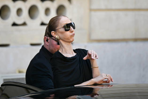 Celine Dion Leaves Her Hotel - Paris Celine Dion spend time with fans before her concert, at hotel Royal Monceau in Paris, France on September 23, 2026. Photo by Lionel Urman ABACAPRESS.COM Patis France  Copyright: xUrmanxLionel ABACAx