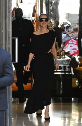 Celine Dion Leaves Her Hotel - Paris Celine Dion spend time with fans before her concert, at hotel Royal Monceau in Paris, France on September 23, 2026. Photo by Lionel Urman ABACAPRESS.COM Paris France  Copyright: xUrmanxLionel ABACAx