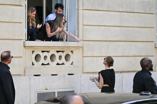 Celine Dion Leaves Her Hotel - Paris Celine Dion spend time with fans before her concert, at hotel Royal Monceau in Paris, France on September 23, 2026. Photo by Lionel Urman ABACAPRESS.COM Paris France  Copyright: xUrmanxLionel ABACAx