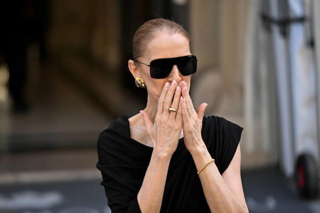 Celine Dion Leaves Her Hotel - Paris Celine Dion spend time with fans before her concert, at hotel Royal Monceau in Paris, France on September 23, 2026. Photo by Lionel Urman ABACAPRESS.COM Paris France  Copyright: xUrmanxLionel ABACAx