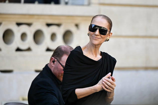Celine Dion Leaves Her Hotel - Paris Celine Dion spend time with fans before her concert, at hotel Royal Monceau in Paris, France on September 23, 2026. Photo by Lionel Urman ABACAPRESS.COM Paris France  Copyright: xUrmanxLionel ABACAx