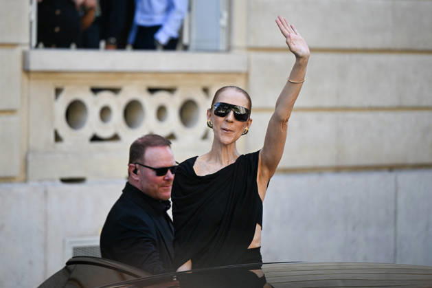 Celine Dion Leaves Her Hotel - Paris Celine Dion spend time with fans before her concert, at hotel Royal Monceau in Paris, France on September 23, 2026. Photo by Lionel Urman ABACAPRESS.COM Paris France  Copyright: xUrmanxLionel ABACAx