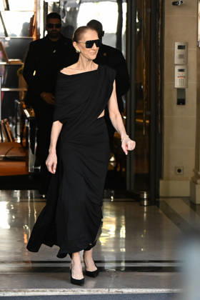 Celine Dion Leaves Her Hotel - Paris Celine Dion spend time with fans before her concert, at hotel Royal Monceau in Paris, France on September 23, 2026. Photo by Lionel Urman ABACAPRESS.COM Paris France  Copyright: xUrmanxLionel ABACAx