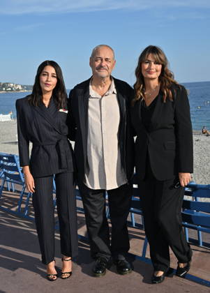 Leïla Bekhti, Jean-Pierre Jeunet and Valérie Perrin Photocall for the film *Changer l eau des fleurs*, directed by Jean-Pierre Jeunet and based on the novel by Valérie Perrin, as part of the 8th edition of the Ciné Roman Festival in Nice on September 28, 2026. Jacovides Bebert, Bestimage. Photocall for the film *Changer l’eau des fleurs*, directed by Jean-Pierre Jeunet and based on the novel by Valérie Perrin, at the 8th edition of the Ciné Roman Festival in Nice on September 28, 2026, Paris, France Copyright: xBrunoxBebertx xDominiquexjacovidesx xBestimagexBrunoxBebertx xDominiquexjacovidesx xBestimagex