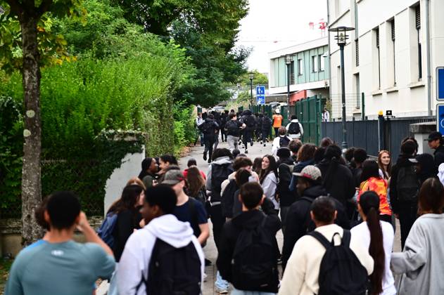 High School Students’ Protest PHOTOPQR OUEST FRANCE Kévin Guyot Ouest France RENNES 09 30 2026 September 30, 2026 Blockade of the Coëtlogon Vocational High School in Rennes, Ille-et-Vilaine, Brittany More than a hundred high school students set fire to trash cans, debris, and branches to block access to the school. Projectiles were aimed at firefighters and the school’s entrance. PHOTO KEVIN GUYOT OUEST FRANCE France, Sept. 30, 2026 Protests over crowded classrooms, teacher shortages, and long school days have spread across France, with police detaining more than 400 people, many of them minors, on Tuesday. The movement began at high schools in the Paris area last week before expanding nationwide. Some school blockades turned violent as pr  Copyright: xPHOTOPQR OUESTxFRANCE MAXPPPxKévinxGuyotx xOuest-Francex 20260930OFR4381 20260930OFR4381