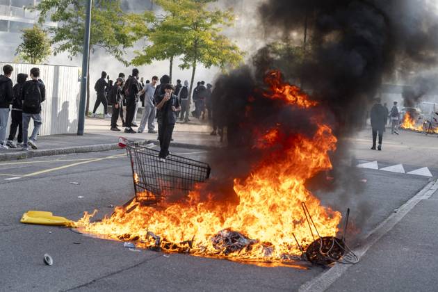 High School Students’ Protest PHOTOPQR OUEST FRANCE Mathieu Pattier RENNES September 30, 2026 High school students’ protest Blockade of Jean Jaurès High School in Rennes on Wednesday, September 30, 2026 The school was blockaded by about a hundred students who set trash cans on fire in front of the school’s entrances. Law enforcement officers, who intervened to disperse the crowd, were targeted by projectiles. PHOTO MATHIEU PATTIER OUEST FRANCE France, Sept. 30, 2026 Protests over crowded classrooms, teacher shortages, and long school days have spread across France, with police detaining more than 400 people—many of them minors— on Tuesday. The movement began at high schools in the Paris area last week before spreading nationwide. Some scho  Copyright: xPHOTOPQR OUESTxFRANCE MAXPPPxMathieuxPattierx 20260930OFR5082 20260930OFR5082
