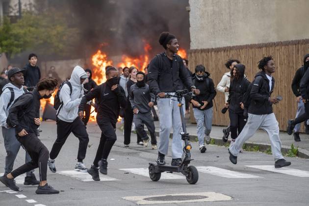 High School Students’ Protest PHOTOPQR OUEST FRANCE Mathieu Pattier RENNES September 30, 2026 High school students’ protest Blockade of Jean Jaurès High School in Rennes on Wednesday, September 30, 2026 The school was blockaded by about a hundred students who set trash cans on fire in front of the school’s entrances. Law enforcement officers, who intervened to disperse the crowd, were targeted by projectiles. PHOTO MATHIEU PATTIER OUEST FRANCE France, Sept. 30, 2026 Protests over crowded classrooms, teacher shortages, and long school days have spread across France, with police detaining more than 400 people—many of them minors— on Tuesday. The movement began at high schools in the Paris area last week before spreading nationwide. Some scho  Copyright: xPHOTOPQR OUESTxFRANCE MAXPPPxMathieuxPattierx 20260930OFR5091 20260930OFR5091