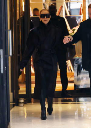 Céline Dion greets her fans in the rain as she leaves the Royal Monceau Hotel in Paris, before heading to the Paris La Défense Arena to continue her concert series, September 30, 2026 Denis Guigenbourg Bestimage Céline Dion greets fans in the rain as she leaves the Royal Monceau Hotel in Paris, before heading to the Paris La Défense Arena to continue her concert series on September 30, 2026 Paris, France  Copyright: xDenisxGuignebourgx xBestimagexDenisxGuignebourgx xBestimagex