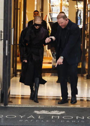 Céline Dion greets her fans in the rain as she leaves the Royal Monceau Hotel in Paris, before heading to the Paris La Défense Arena to continue her concert series, September 30, 2026 Denis Guigenbourg Bestimage Céline Dion greets fans in the rain as she leaves the Royal Monceau Hotel in Paris, before heading to the Paris La Défense Arena to continue her concert series on September 30, 2026 Paris, France  Copyright: xDenisxGuignebourgx xBestimagexDenisxGuignebourgx xBestimagex