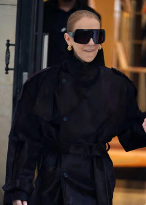 Céline Dion greets her fans in the rain as she leaves the Royal Monceau Hotel in Paris, before heading to the Paris La Défense Arena to continue her concert series, September 30, 2026 Denis Guigenbourg Bestimage Céline Dion greets fans in the rain as she leaves the Royal Monceau Hotel in Paris, before heading to the Paris La Défense Arena to continue her concert series on September 30, 2026 Paris, France  Copyright: xDenisxGuignebourgx xBestimagexDenisxGuignebourgx xBestimagex