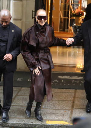 Céline Dion greets her fans in the rain as she leaves the Royal Monceau Hotel in Paris, before heading to the Paris La Défense Arena to continue her concert series, September 30, 2026 Denis Guigenbourg Bestimage Céline Dion greets fans in the rain as she leaves the Royal Monceau Hotel in Paris, before heading to the Paris La Défense Arena to continue her concert series on September 30, 2026 Paris, France  Copyright: xDenisxGuignebourgx xBestimagexDenisxGuignebourgx xBestimagex