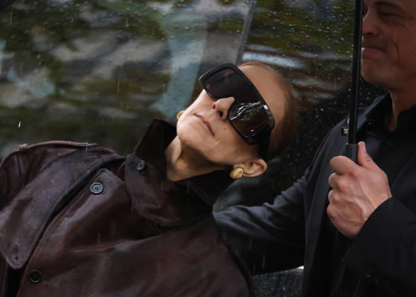 Céline Dion greets her fans in the rain as she leaves the Royal Monceau Hotel in Paris, before heading to the Paris La Défense Arena to continue her concert series, September 30, 2026 Denis Guigenbourg Bestimage Céline Dion greets fans in the rain as she leaves the Royal Monceau Hotel in Paris, before heading to the Paris La Défense Arena to continue her concert series on September 30, 2026 Paris, France  Copyright: xDenisxGuignebourgx xBestimagexDenisxGuignebourgx xBestimagex
