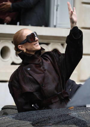 Céline Dion greets her fans in the rain as she leaves the Royal Monceau Hotel in Paris, before heading to the Paris La Défense Arena to continue her concert series, September 30, 2026 Denis Guigenbourg Bestimage Céline Dion greets fans in the rain as she leaves the Royal Monceau Hotel in Paris, before heading to the Paris La Défense Arena to continue her concert series on September 30, 2026 Paris, France  Copyright: xDenisxGuignebourgx xBestimagexDenisxGuignebourgx xBestimagex