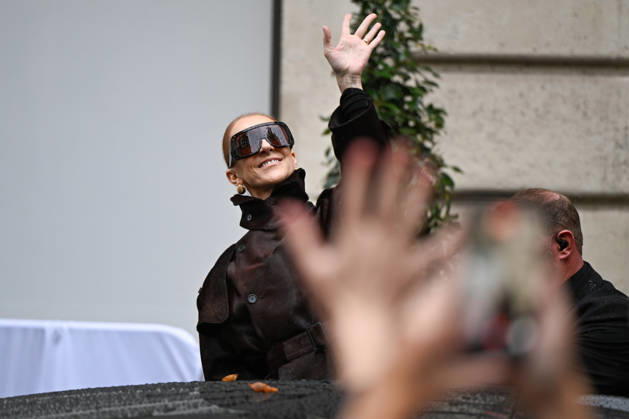 Céline Dion spent some time with her fans at the Royal Monceau Hotel in Paris, France, before heading to the event venue. Céline Dion spends time with fans before going to the venue, the Royal Monceau Hotel in Paris, France 460074 September 30, 2026 PARIS France Copyright: xL.Urmanx xStarfacex STAR_460074_018