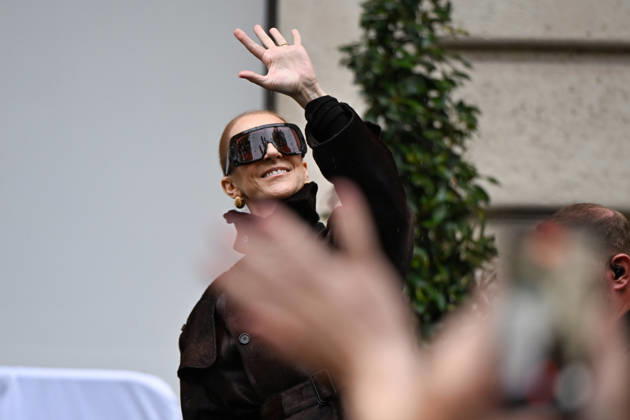 Céline Dion spent some time with her fans at the Royal Monceau Hotel in Paris, France, before heading to the event venue. Céline Dion spends time with fans before going to the venue, the Royal Monceau Hotel in Paris, France 460074 September 30, 2026 PARIS France Copyright: xL.Urmanx xStarfacex STAR_460074_022